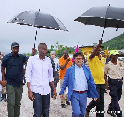 PHOTO: President Jovenel Moise and IDB president Luis Alberto Moreno on foot in Southern Haiti
