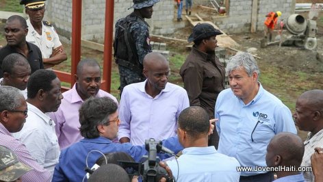 PHOTO: President Jovenel Moise and members of the Inter-American Development Bank (BID) in Southern Haiti
