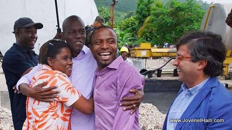 PHOTO, SUD Haiti: President Jovenel Moise getting some love in front of BID president Luis Alberto Moreno